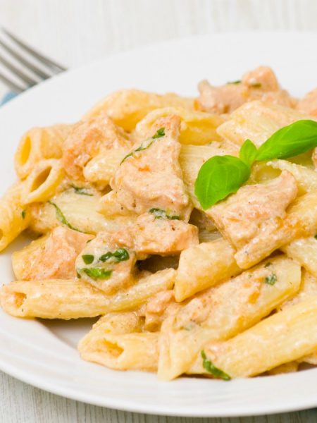 Penne with chicken and basil aroma